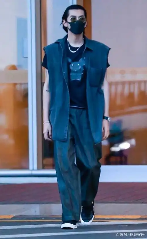 吴亦凡罕见私服街拍 谁说他发福以后不能看?依旧很撩人