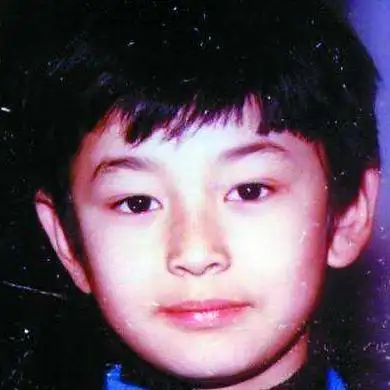 黄晓明儿子正面照曝光!泳池嬉戏获baby陪伴,3岁小海绵像极爸爸