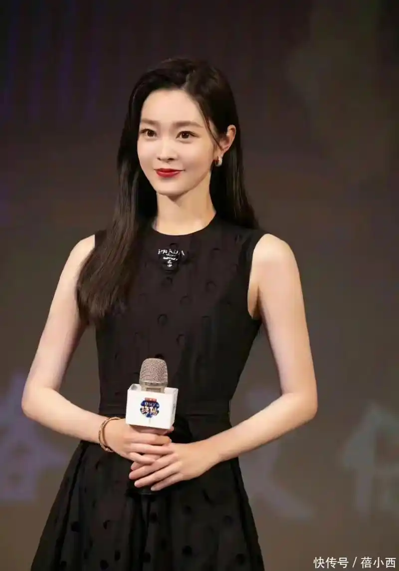 宋轶的气质真好,夏日身穿普通黑色连衣裙,非但不俗还俏皮感十足