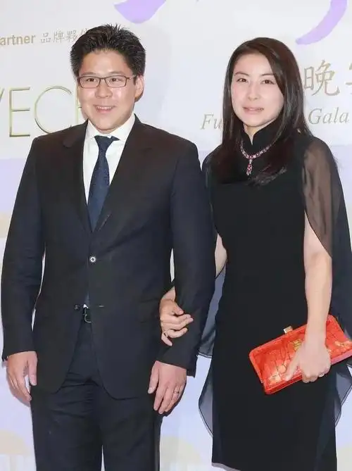 郭晶晶结婚时,霍启刚给她定制1000万的大钻戒,聘礼1100万