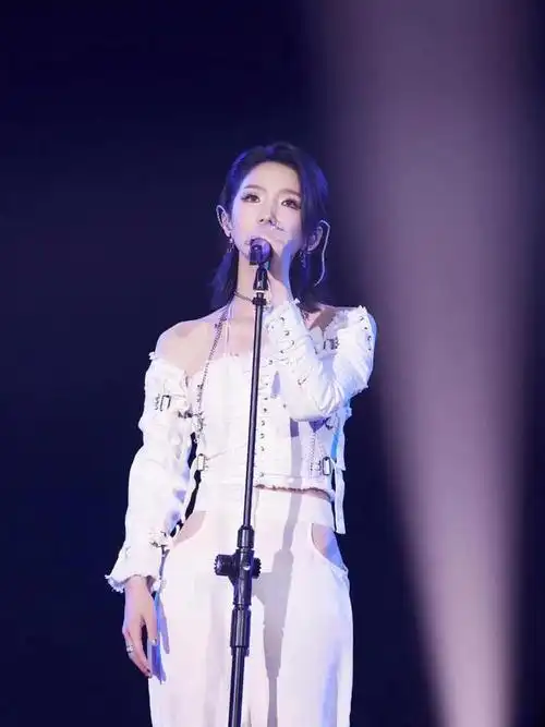 曾经点评过周传雄的孟美岐如今却卖不完一千多张的演唱会门票