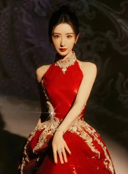 真是被毛晓彤的红裙子给美"翻"了_气质_舞台_红色