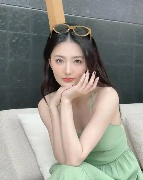 徐璐工作室晒live生图 徐璐穿浅绿色长裙清新露腰上衣性感