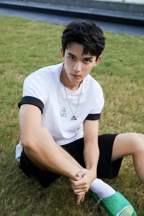 吴磊为运动品牌代言拍写真穿白t坐草地似阳光帅校草
