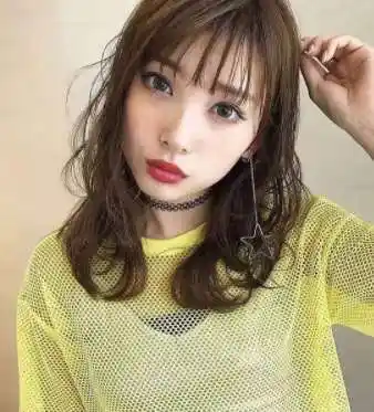 中发烫发发型图片女