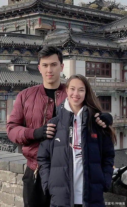 中乌混血艺术体操运动员入中国籍 全家都颜值超高