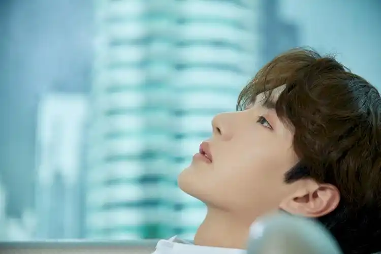 对着女孩微笑的王一博