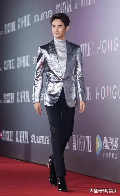 王凯是对自己182的身高不自信? 脚下踩6厘米外增高, 脚不痛?