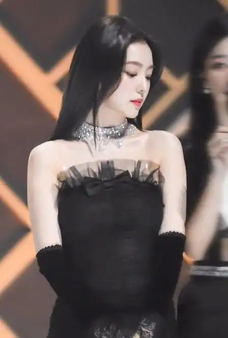 29岁裴珠泫出席活动身穿黑色抹胸纱裙颜值迷人和身材a爆了