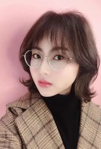 狗啃款式的刘海,甜美可爱气息较好做出,平分头让两侧有着协调效果,染