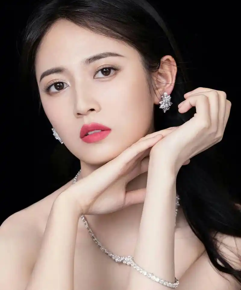 陈钰琪抹胸蓝色长裙,冷艳妩媚!