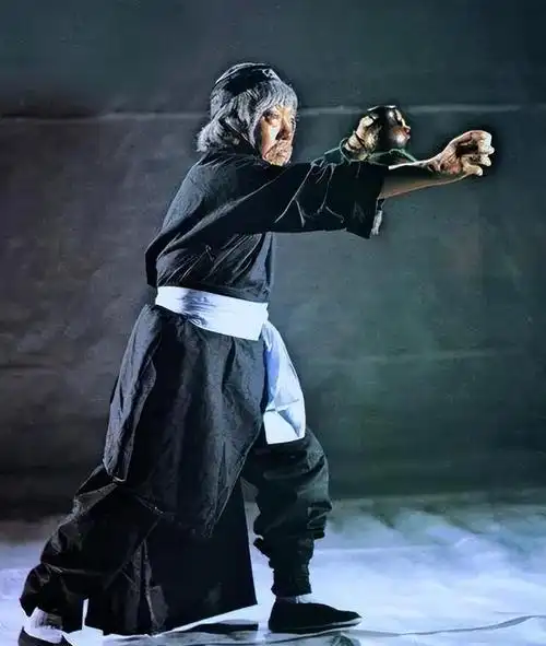 他是中国最牛演员,五个儿子都是大腕,大儿子火过周星驰,甄子丹