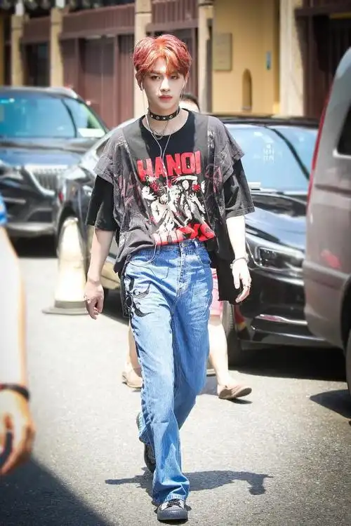 justin新闻210626黄明昊昨日上班图如同街拍大片是被时尚之神眷顾的昊