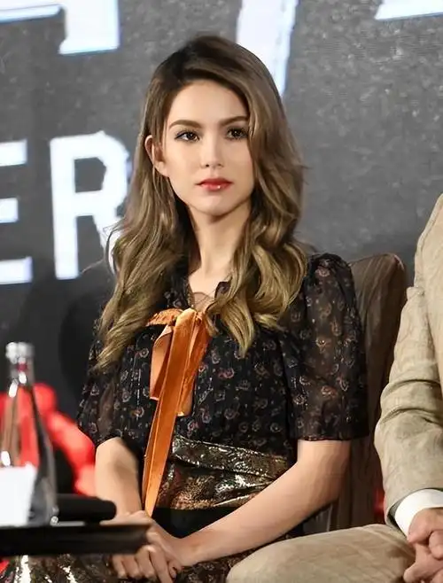 回顾昆凌嫁大14岁周杰伦婚后连生三胎如今一家五口其乐融融