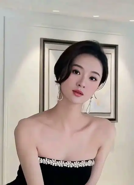 美女穿一字肩小黑裙配锁骨发,又酷又美让人心动