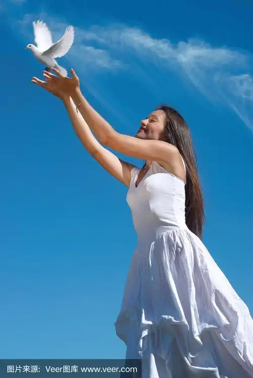 快乐的女人在空中放飞鸽子