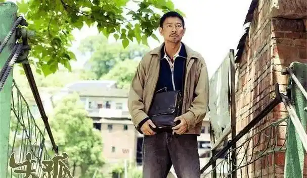 天王刘德华:坐拥上亿家产,亲姐姐咋在贫民窟住二十多年