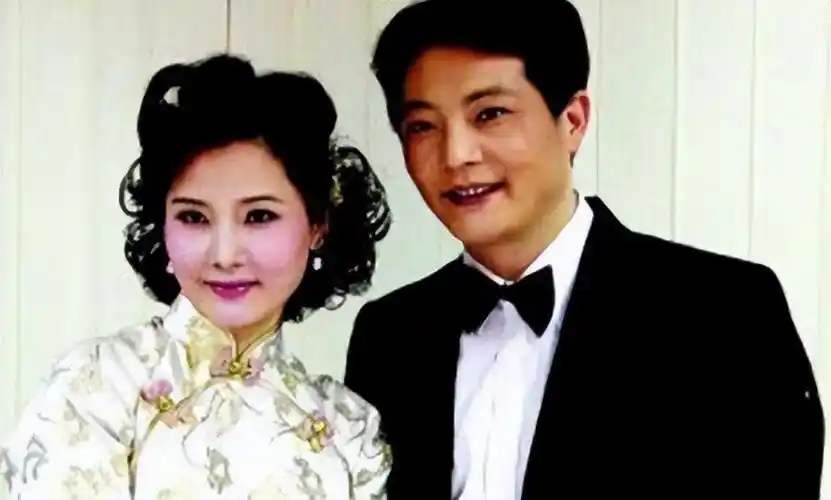 何赛飞和老公杨楠及父亲孩子的亲密合照