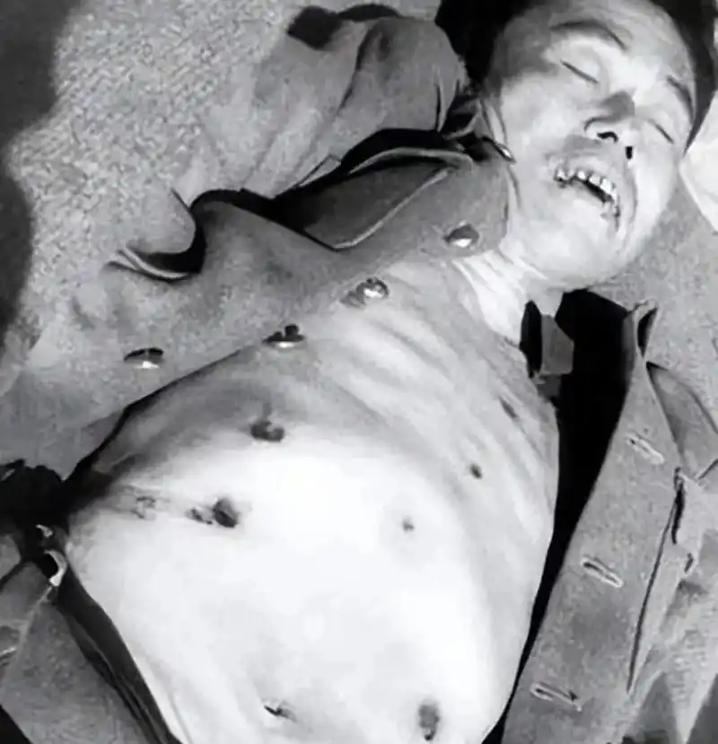 在照片中我们可以看到,他身上有七个弹孔,从密集程度分析应该是被机枪