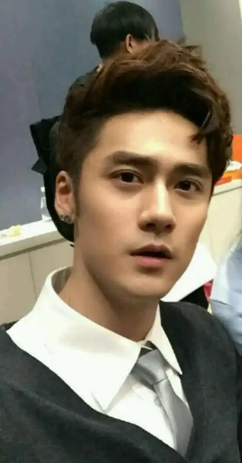 蒋劲夫在剧中的演技还是可圈可点的,这说明人家并不是靠颜值走红,而是