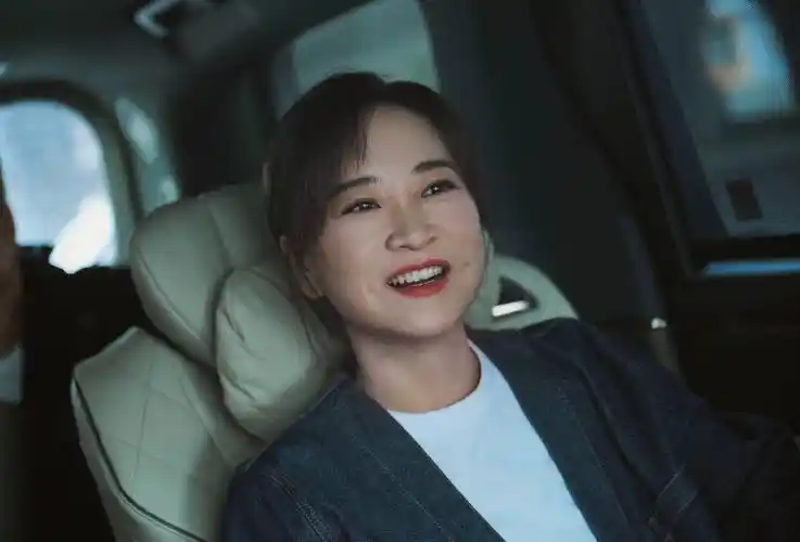 瘦100斤挣几十亿票房的贾玲,穿十万奢牌成功闯入时尚赛道!