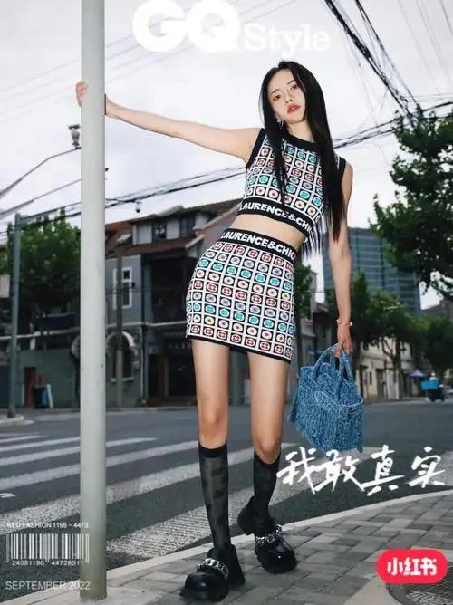 什么场景去吃饭的路口绕着路牌杆子来了几张也感觉特别生动记得开闪光