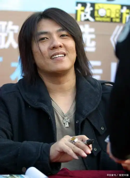 阿杜:从歌坛巨星到沉寂无声,他的命运为何如此坎坷?