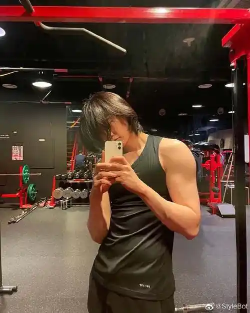 李钟硕长发肌肉照