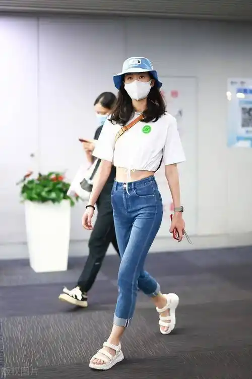 韩雪白色露脐短衫搭牛仔裤现身机场,双腿修长身材好_长沙_韩雪_机场