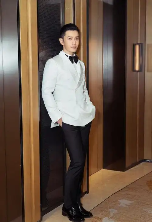 42岁黄晓明私服走机场,黄毛衣配牛仔裤简单随性,气质不比少年差