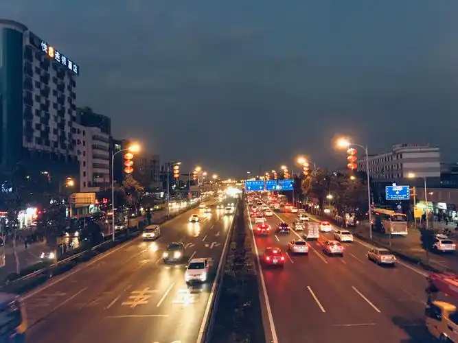 夜晚马路