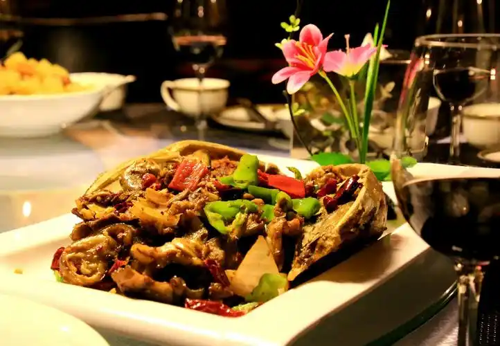 椒麻鸡,羊肉炖土豆,酱牛肉,洋葱爆炒羊肉,爆炒羊头,那条大鱼估计得有