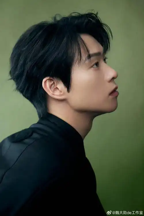 魏大勋今日造型96,黑色无领西装套装,绅士帅气……|魏大勋_新浪新闻