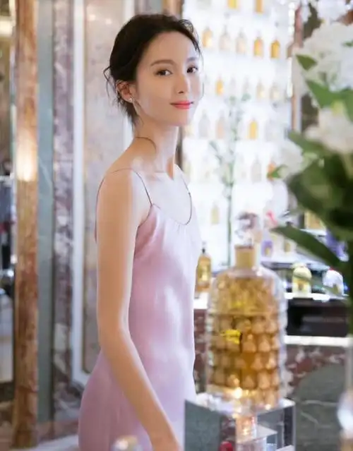 北舞校花金晨尴尬了,身材扁平穿吊带却没有高级感,气质太网红!