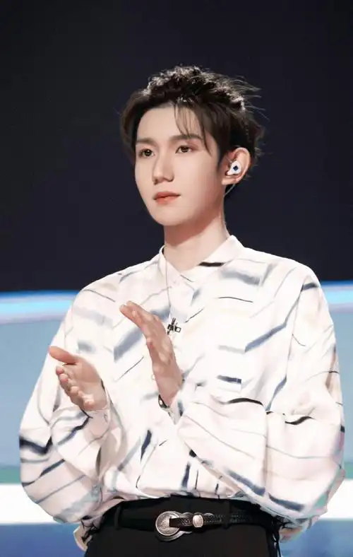 王源大背头小揪揪#小揪揪和大背头,我特别喜欢看王源留的一款发型,时