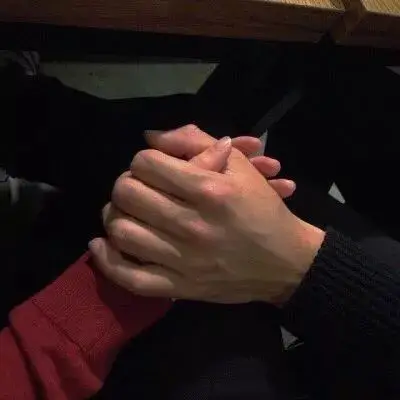 以后别做朋友朋友不能牵手朋友变成情侣是最冒险的事儿