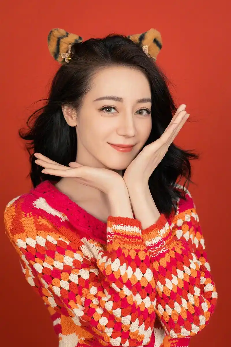 迪丽热巴戴虎耳朵头饰太可爱了
