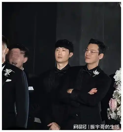 陈伟霆给好兄弟当伴郎,金丝眼镜黑西装造型,妈妈和哥哥也来了