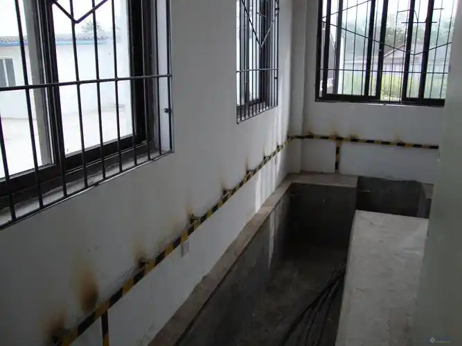 图中的黄黑间条扁铁是否是接地和配电室的基础钢筋接在一起?