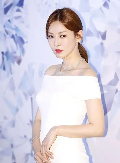 金素妍符合韩式审美40岁肌肤水嫩光滑穿一字肩身材真好