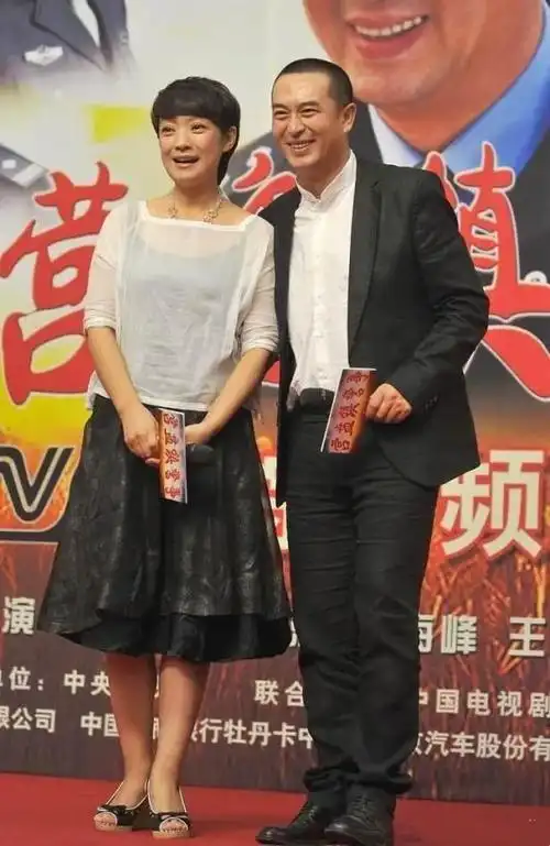 张嘉译全家福首曝光10岁女儿似爸翻版富婆老婆素颜比他老好多