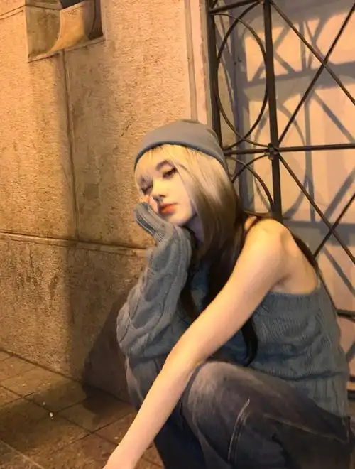 鞠婧祎夜幕街头摆拍银棕色拼接发摩登惹眼