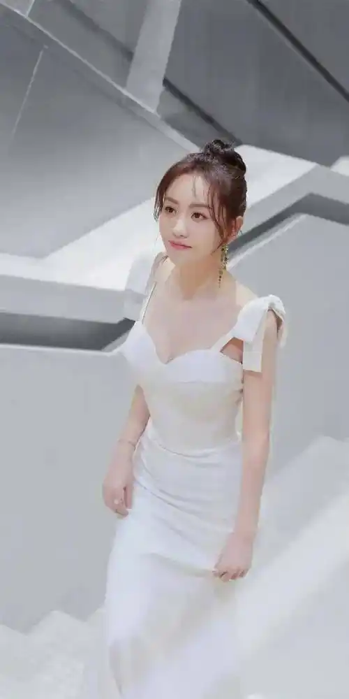 杨蓉:吊带裙下的窈窕之姿与事业线的魅力_演技_身材_未来的