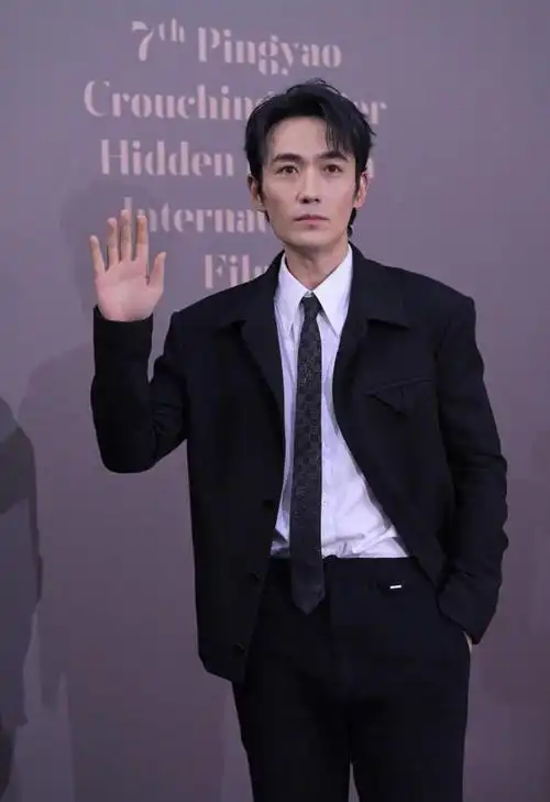 朱一龙瘦成皮包骨了西装已经撑不起来了脸都凹进去了