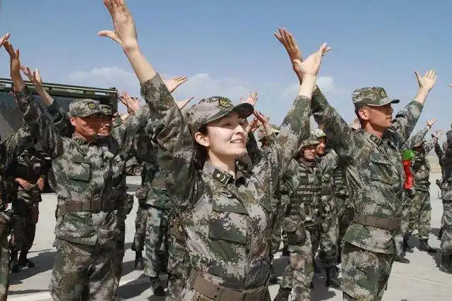 训练场来了群"文艺轻骑兵",战地演出开始!