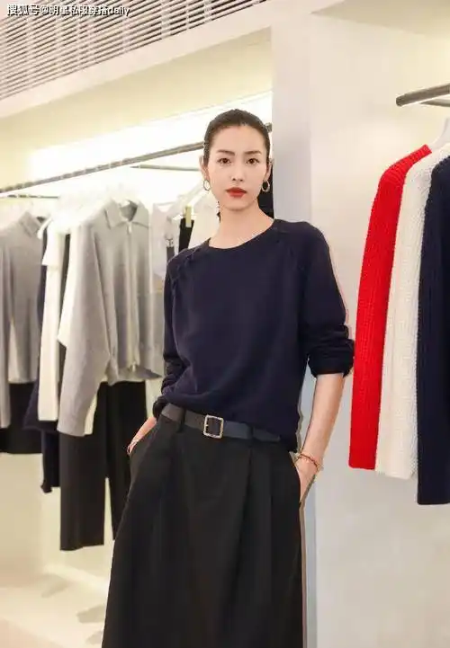 超模刘雯2套秋日穿搭,针织衫搭半裙简洁优雅,条纹马甲高级大方