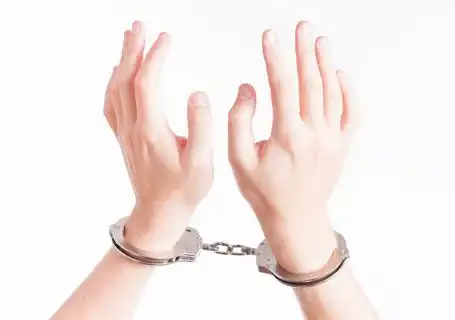 逮捕犯罪分子的手被拷上手铐