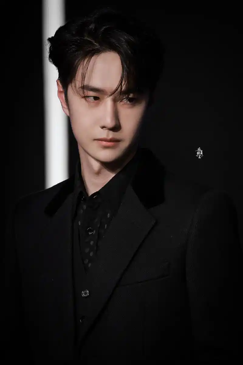 王一博抖音电影奇遇夜生图#  绒面领口材质点缀的全黑大衣,有一种禁欲