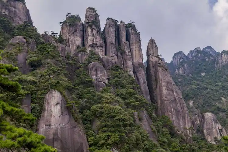 三青山位于江西上饶县,这里森林密布,奇特山峰耸立,造型各异,放眼望去