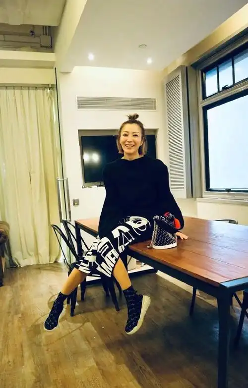 郑秀文一直高调却不红现在只因剪款短发年轻20岁意外火了